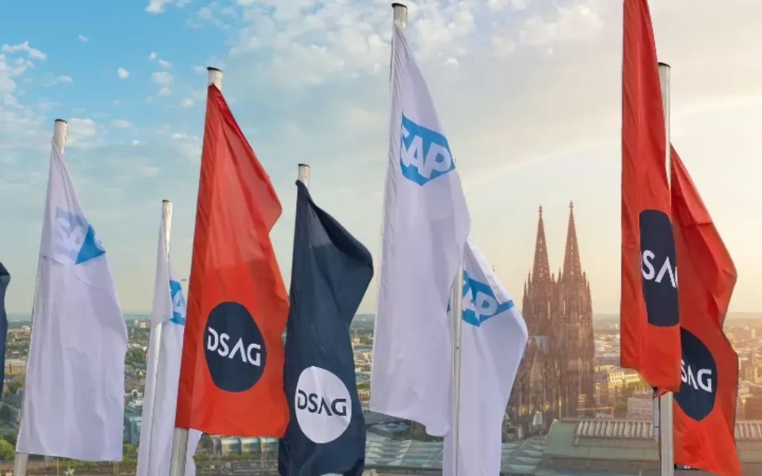KI-Agenten in einer vernetzten ERP-Landschaft mit Datenflüssen und Prozessüberwachung