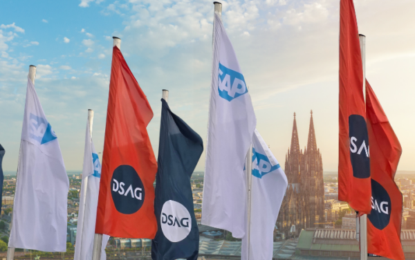 KI-Agenten in einer vernetzten ERP-Landschaft mit Datenflüssen und Prozessüberwachung